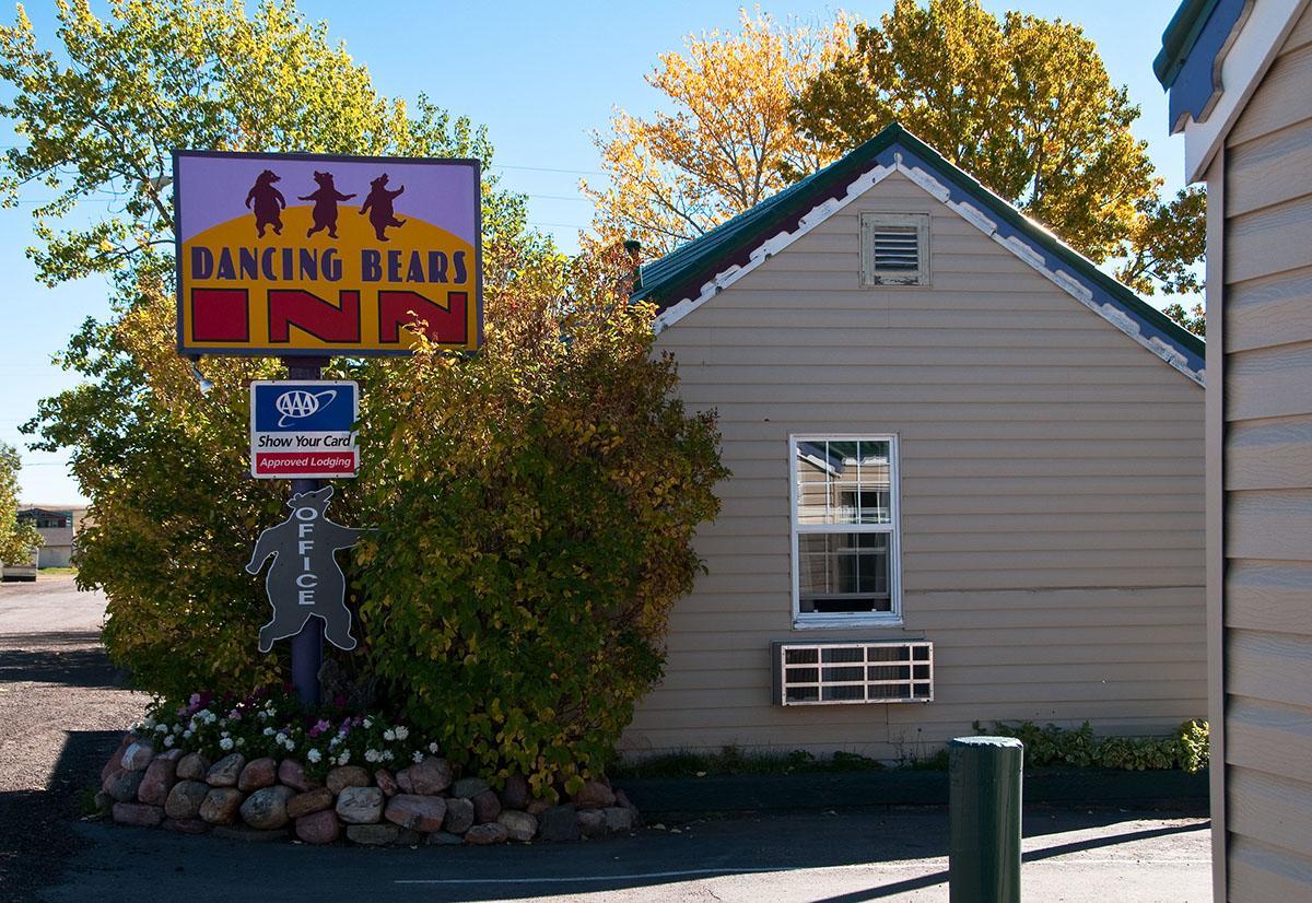 Dancing Bears Inn East Glacier Park Village Ngoại thất bức ảnh
